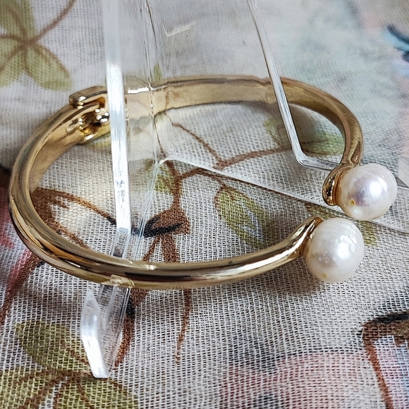 Potato Pearls Pearl Gold Tone NEW Heavy Well Made Clamper Bracelet - Picture 11 of 15